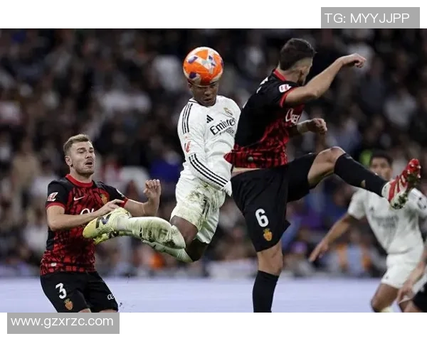 足球巨星赛场突然脱鞋举动引发热议背后原因耐人寻味